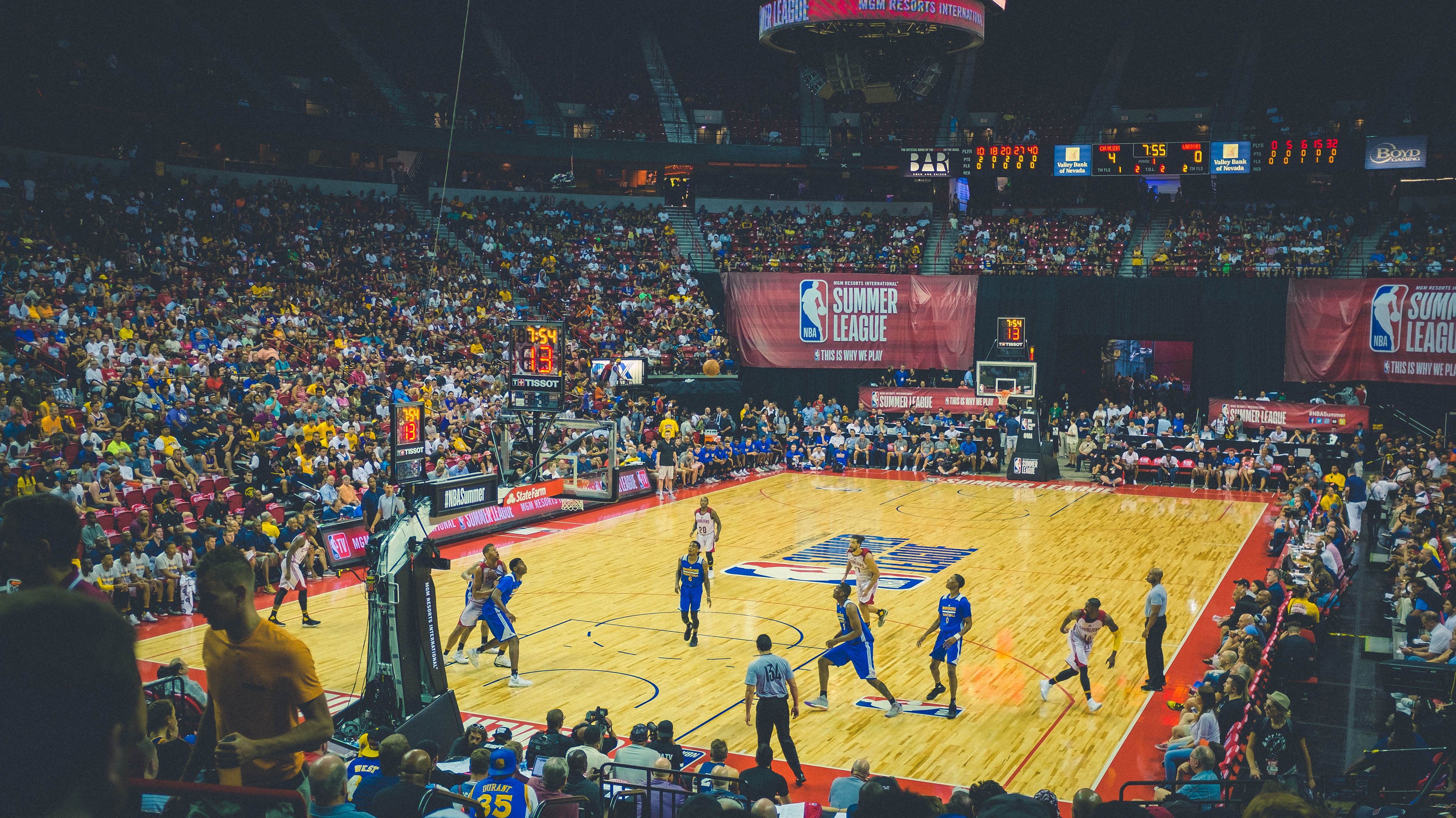 火箭全员状态在线，球队士气空前高涨，火箭全员合照