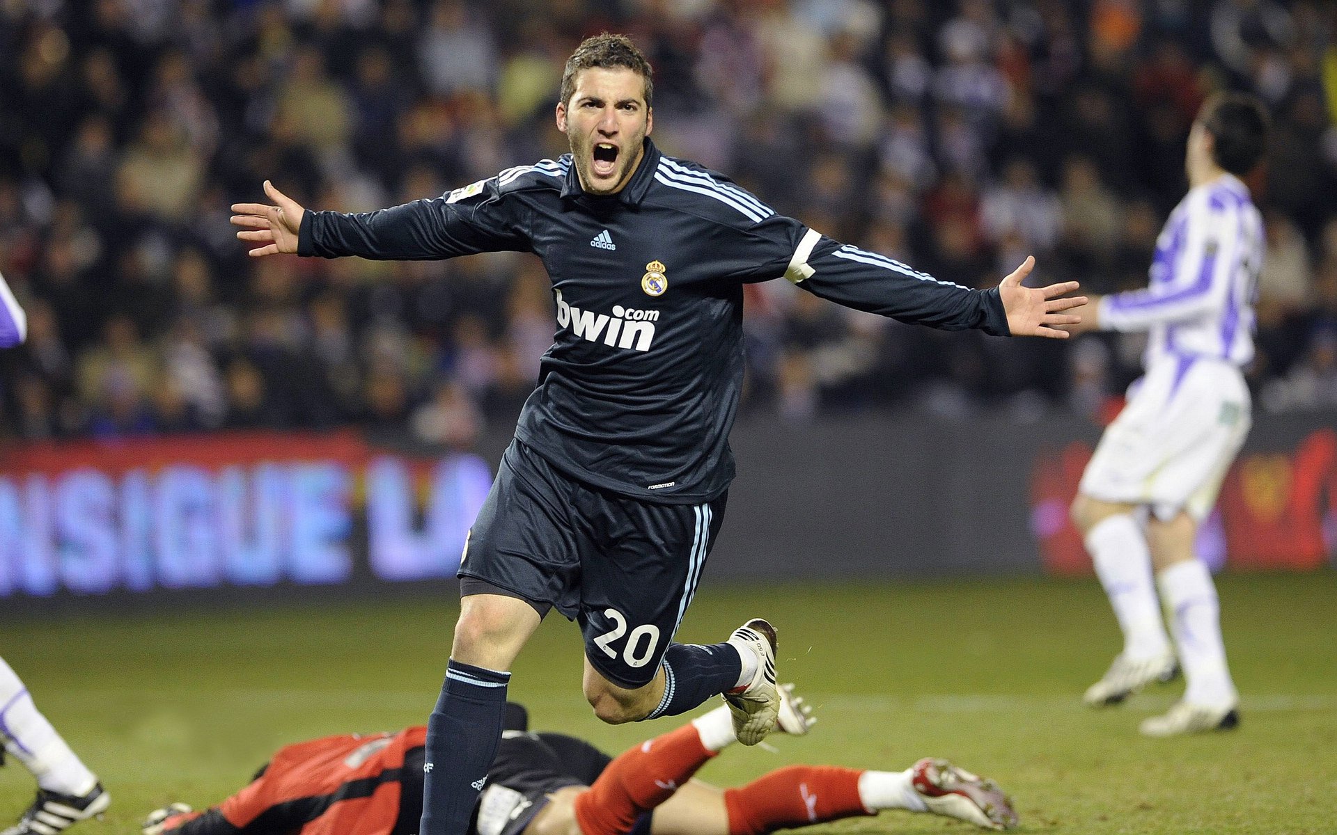 球迷音乐会与比赛配合举办,增强观赛体验,球赛的音乐