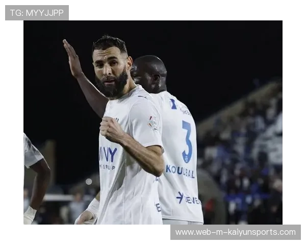 本泽马沙特新月首战火力全开,球队迎来首胜 本泽马沙特新月首战火力全开,球队迎来首胜