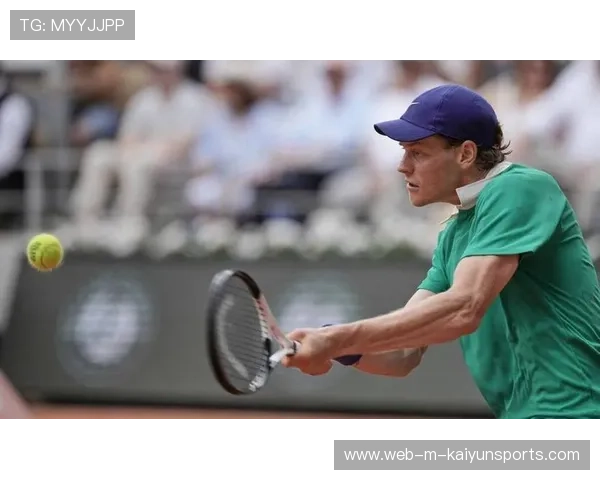 辛纳底线抽球逼对手，稳居世界排名第二位